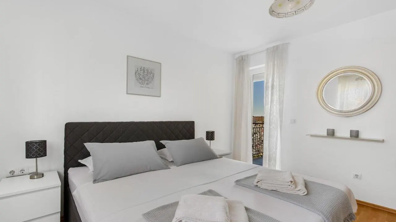 Apartment Giulia With Sea View In Novigrad Novigrad  Guest house